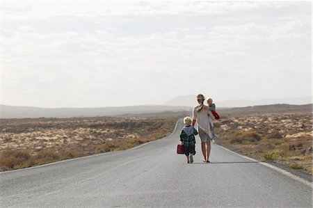 Mother and children on rural road Foto de stock - Sin royalties Premium, Código: 649-05820318