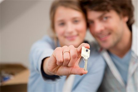 Femme tenant la clé à la nouvelle maison Photographie de stock - Premium Libres de Droits, Code: 649-05820543