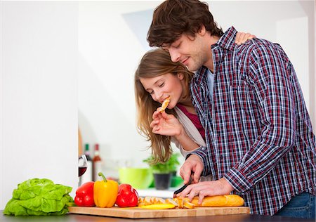 rebanar - Couple cooking together in kitchen Foto de stock - Sin royalties Premium, Código: 649-05820595