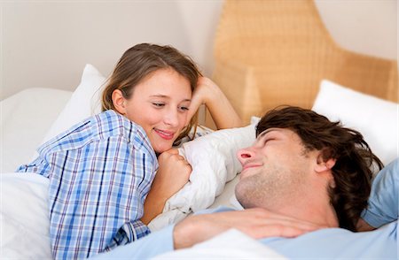 dormire più a lungo - Smiling couple relaxing in bed Fotografie stock - Premium Royalty-Free, Codice: 649-05820606
