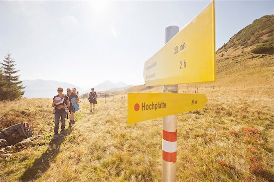 Family hiking on rural trail Photographie de stock - Premium Libres de Droits, Le code de l’image : 649-05820614