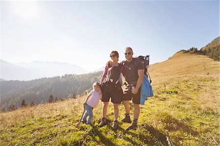 Famille randonnée ensemble sur la colline Photographie de stock - Premium Libres de Droits, Code: 649-05820611