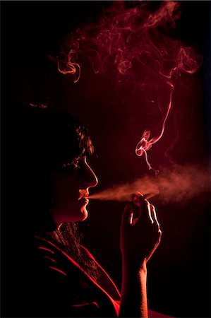 Illuminated profile of woman smoking Foto de stock - Sin royalties Premium, Código: 649-05820636