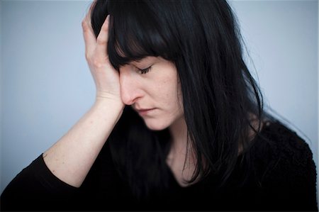 Gros plan de femme serrant la tête Photographie de stock - Premium Libres de Droits, Code: 649-05820647