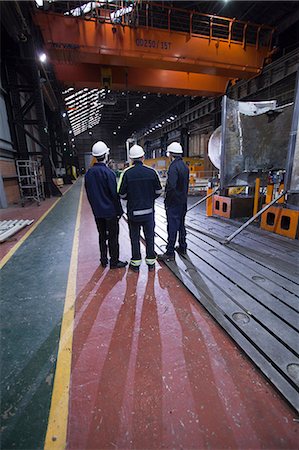 steel mill - Workers talking in steel forge Foto de stock - Sin royalties Premium, Código: 649-05820739