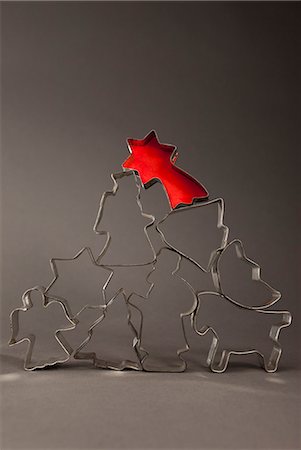simsearch:693-06324332,k - Stack of decorative cookie cutters Stock Photo - Premium Royalty-Free, Code: 649-05820849