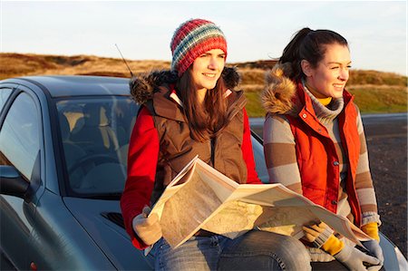 Women reading map by car Foto de stock - Sin royalties Premium, Código: 649-05820882