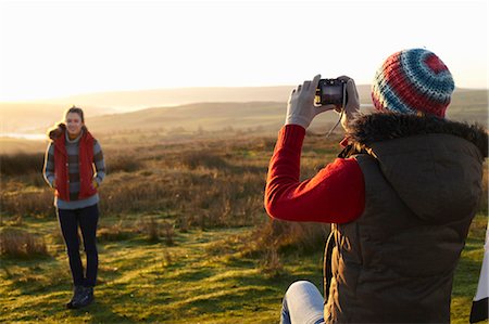 fotógrafos - Woman taking picture of friend outdoors Foto de stock - Sin royalties Premium, Código: 649-05820883