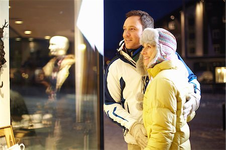 people cold on holiday - Couple window shopping together Stock Photo - Premium Royalty-Free, Code: 649-05820998