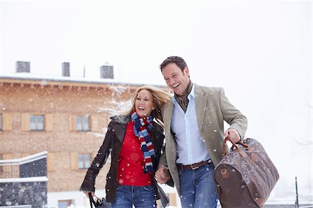 entre 40 y 50 años - Couple walking together in snow Foto de stock - Sin royalties Premium, Código: 649-05821088