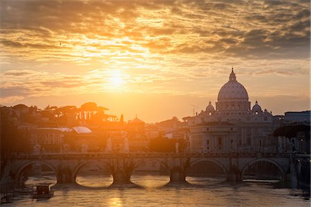 simsearch:614-08865572,k - St Peters Basilica and bridge on canal Stock Photo - Premium Royalty-Free, Code: 649-05821274