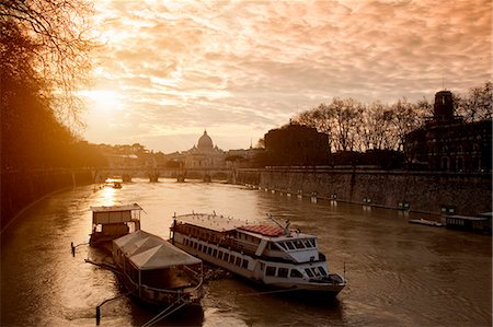 Boat on urban canal Stock Photo - Premium Royalty-Free, Code: 649-05821273