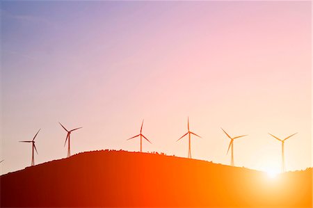 Silhouette of windmills on rural hills Foto de stock - Sin royalties Premium, Código: 649-05821287