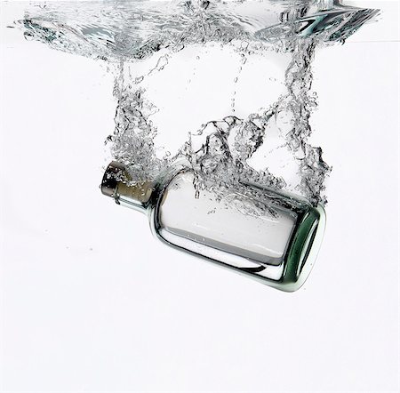 splash - Bouteille de barbotage dans l'eau Photographie de stock - Premium Libres de Droits, Code: 649-05821304