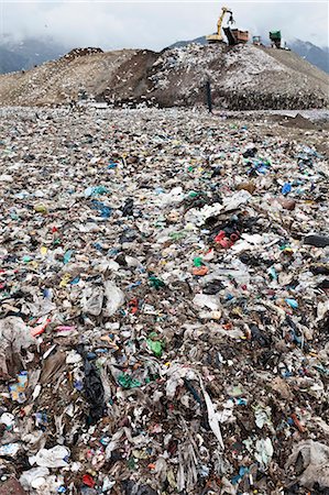 environmental pollution - Landfill at garbage collection center Foto de stock - Sin royalties Premium, Código: 649-05821518