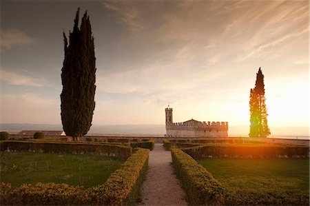 photographs of buildings in italy - Manicured gardens overlooking castle Stock Photo - Premium Royalty-Free, Code: 649-05821709