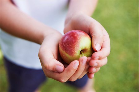 simsearch:649-05949489,k - Close up of cupped hands holding fruit Fotografie stock - Premium Royalty-Free, Codice: 649-05949466