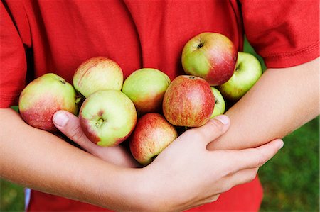 plenty - Child carrying armful of fruit Foto de stock - Sin royalties Premium, Código: 649-05949489