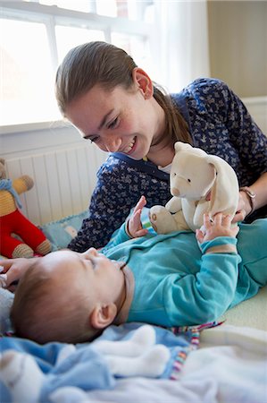 Fille jouant avec le petit frère sur le lit Photographie de stock - Premium Libres de Droits, Code: 649-05949532