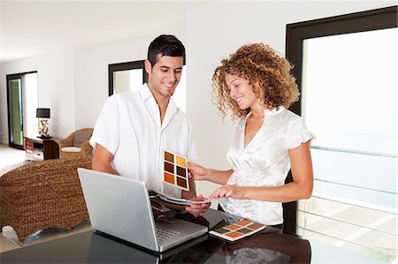 paint swatch - Couple examining swatches in home Foto de stock - Sin royalties Premium, Código: 649-05949758