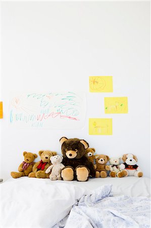 stofftier - Teddybären und Kinder-Zeichnungen auf Bett Stockbilder - Premium RF Lizenzfrei, Bildnummer: 649-05949804