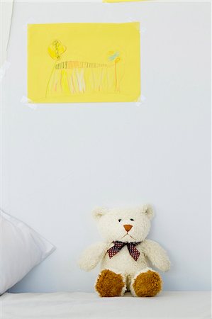 Teddy bear and childs drawing on bed Stock Photo - Premium Royalty-Free, Code: 649-05949810
