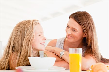 desayuno - Mother talking to daughter at breakfast Foto de stock - Sin royalties Premium, Código: 649-05949955