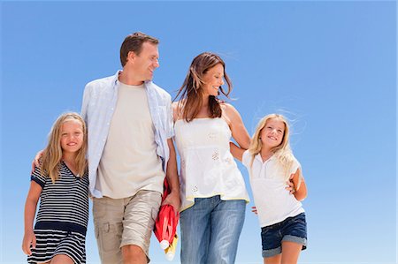 family walking smile - Family walking together outdoors Foto de stock - Sin royalties Premium, Código: 649-05949980