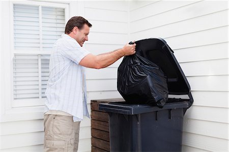 Man taking out garbage Foto de stock - Sin royalties Premium, Código: 649-05950009