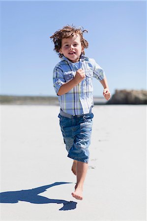 Boy running on sandy beach Foto de stock - Sin royalties Premium, Código: 649-05950011