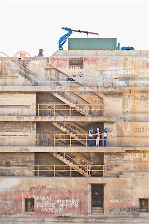 Workers talking on steps on dry dock Foto de stock - Sin royalties Premium, Código: 649-05950069