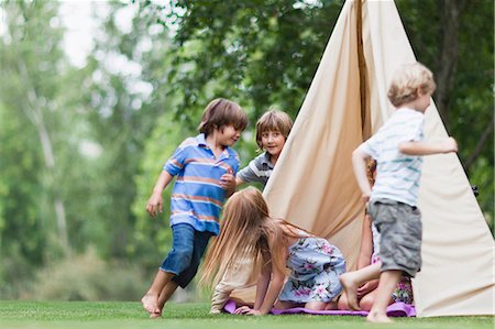 Kinder spielen im Zelt im freien Stockbilder - Premium RF Lizenzfrei, Bildnummer: 649-05950115