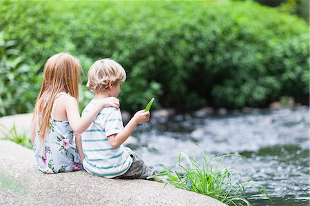 ruisseau - Enfants assis ensemble sur le rocher Photographie de stock - Premium Libres de Droits, Code: 649-05950123