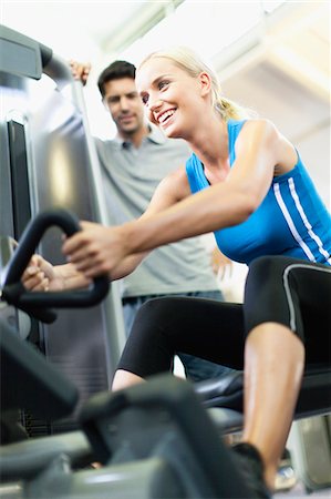 preparador físico pessoal - Woman working with trainer in gym Foto de stock - Royalty Free Premium, Número: 649-05950153