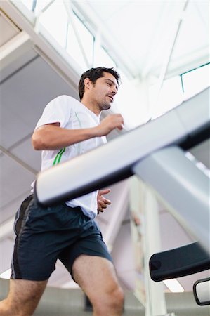 simsearch:649-05950164,k - Man using exercise machine in gym Foto de stock - Sin royalties Premium, Código: 649-05950166