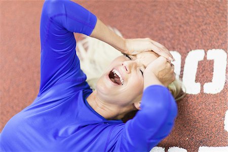 Femme crier sur une piste intérieure dans une salle de sport Photographie de stock - Premium Libres de Droits, Code: 649-05950182