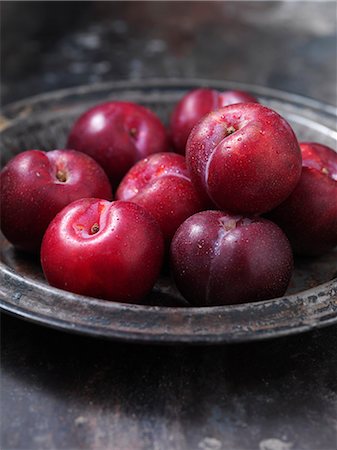 Close up of bowl of plums Fotografie stock - Premium Royalty-Free, Codice: 649-05950412