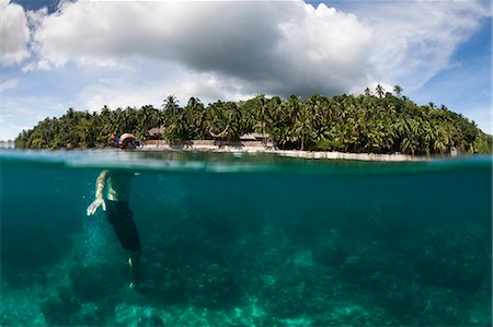 Snorkeler swimming in tropical water Foto de stock - Royalty Free Premium, Número: 649-05950437