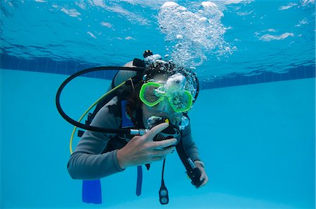 simsearch:614-03903831,k - Femme pratiquant la plongée sous-marine dans la piscine Photographie de stock - Premium Libres de Droits, Code: 649-05950438