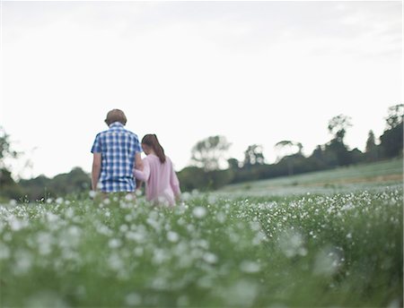 simplicité - Couple marchant dans le champ de fleurs Photographie de stock - Premium Libres de Droits, Code: 649-05950472