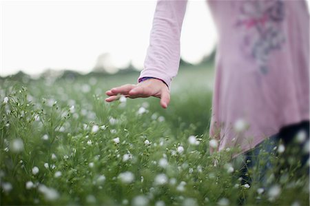 Girl walking in field of flowers Foto de stock - Sin royalties Premium, Código: 649-05950473