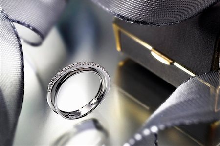 diamant - Gros plan d'une bague de fiançailles moderne Photographie de stock - Premium Libres de Droits, Code: 649-05950495