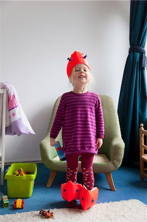 flotadores - Girl playing with water wings indoors Foto de stock - Sin royalties Premium, Código: 649-05950537