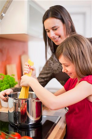 estufa - Mother and daughter cooking together Foto de stock - Sin royalties Premium, Código: 649-05950586