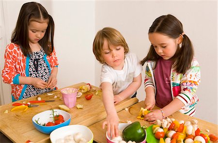 simsearch:649-02732506,k - Children cooking together in kitchen Foto de stock - Sin royalties Premium, Código: 649-05950590