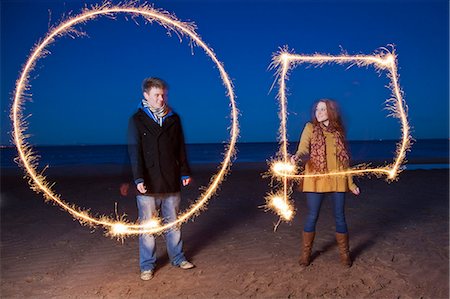 Couple jouant avec feux de Bengale sur la plage Photographie de stock - Premium Libres de Droits, Code: 649-05950696