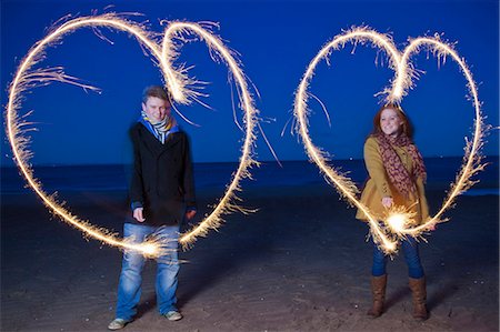Couple playing with sparklers on beach Foto de stock - Sin royalties Premium, Código: 649-05950697