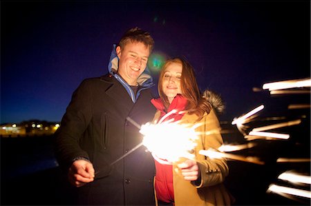 Couple jouant avec feux de Bengale sur la plage Photographie de stock - Premium Libres de Droits, Code: 649-05950699