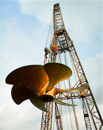 Giant propeller being lifted onto ship Foto de stock - Sin royalties Premium, Código: 649-05950804