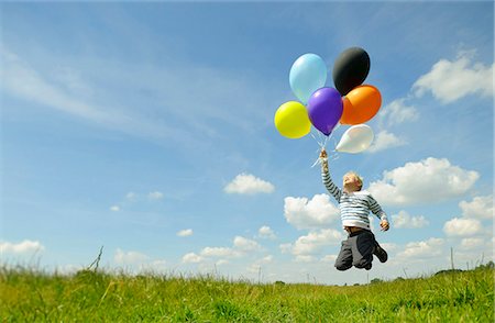 Boy playing with balloons in meadow Foto de stock - Sin royalties Premium, Código: 649-05950817